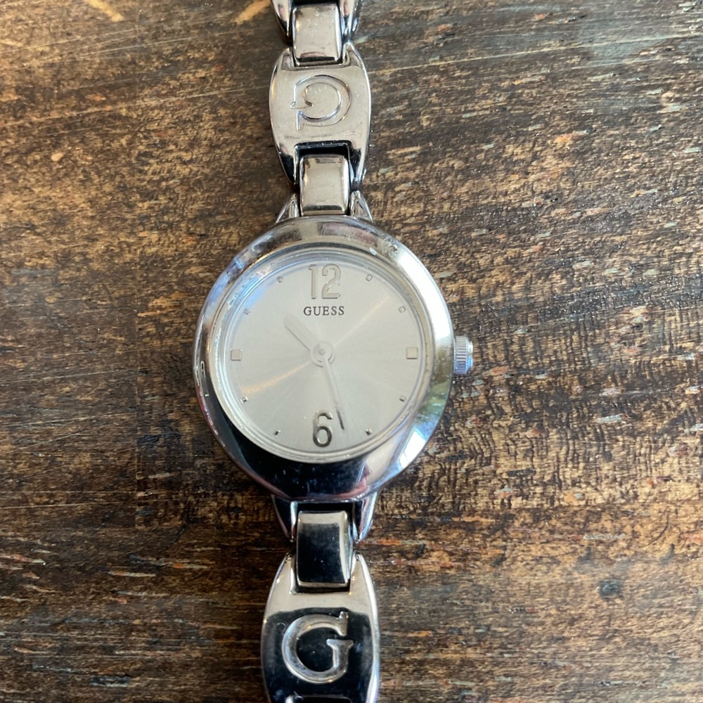 GUESS Silver Tone Logo Link Bracelet Watch Women’s Y2K Fashion Watch
